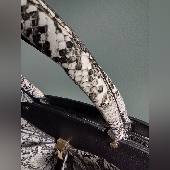 Brand New- Black Vegan Leather Handbag with Bow- DREAM CONTROL New York - Picture 3 of 6